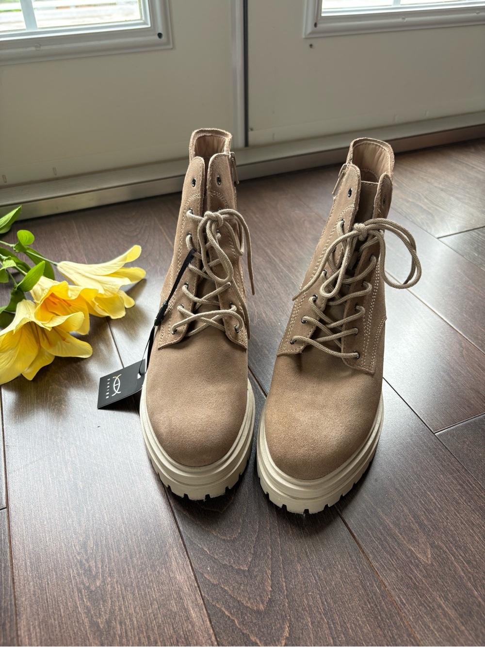 NWT Danier Trudy Suede Lace Up Boots - Picture 5 of 16